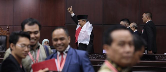 
 Ketua MKMK Jimly Asshiddiqie usai memimpin sidang putusan dugaan pelanggaran etik terhadap Hakim Mahkamah Konstitusi, Selasa (07/11) di Ruang sidang MK. Foto Humas/Ifa.