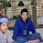 H. Suraji dan Putranya (Gus Fatur) di selasar pemakamakaman Gus Dur Pondok Pesantren Tebuireung Jombang Jawa Timur Selasa,2/01/2024/ Foto : Istimewa.