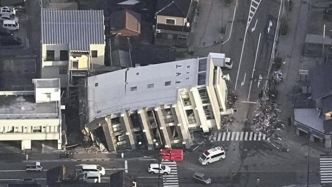 
 Sebuah mobil rusak berdiri di dekat rumah yang runtuh setelah gempa bumi di Nanao, prefektur Ishikawa, Jepang, 2 Januari. REUTERS/Kim Kyung-Hoo