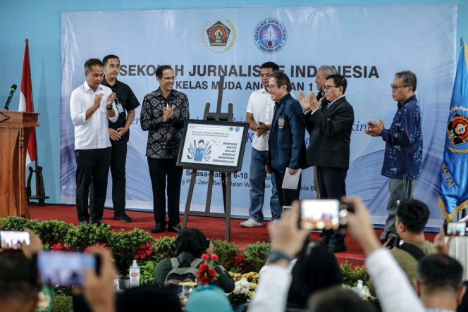 
 Mendikbudristek Nadiem Makarim membuka Sekolah Jurnalisme Indonesia Angkatan 1 di Kantor PWI Jabar, Jalan Wartawan, Kota Bandung, Selasa (6/2/2024).  