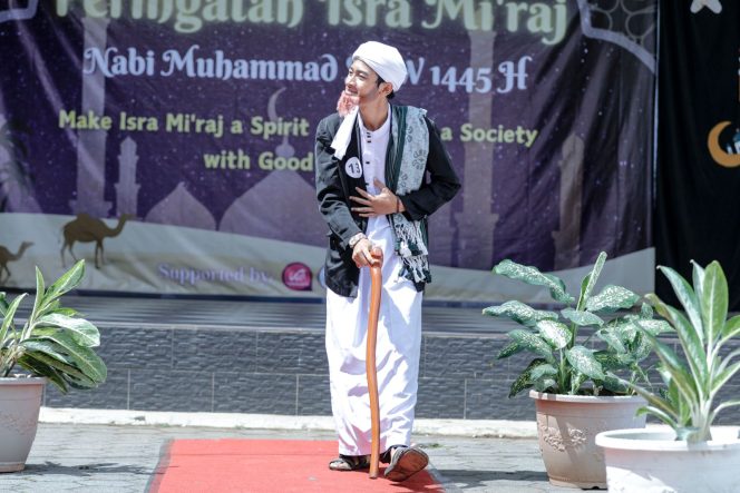 
 SMAN 26 Bandung menggelar peringatan Isra Mikraj 1445 H yang diisi cosplay tokoh Islam dunia, Senin (12/2/2024).  