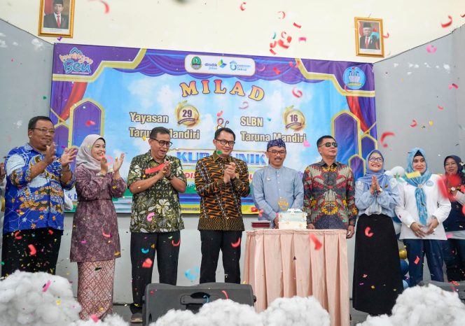 
 Kadisdik Jabar, Wahyu Mijaya bersama Pj. Bupati Kuningan, Iip Hidajat menghadiri Milad ke-29 Yayasan Taruna Mandiri & Milad ke-16 SLBN Taruna Mandiri, Sabtu (17/2/2024).  