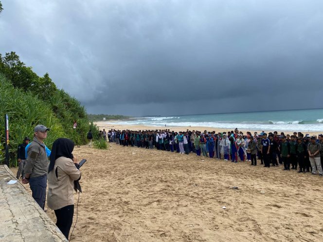 
 Ratusan siswa dan guru dari sekolah jenjang SMA, SMK, SLB negeri dan swasta di Kabupaten Sukabumi gelar aksi bersih-bersih sampah di Pantai Pangumbahan Turtle Park, Kab. Sukabumi. Sumber: sergap.co.id