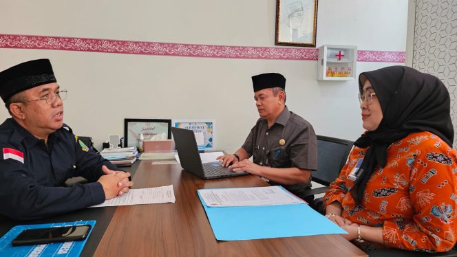 
 Kepala Cabang Dinas Pendidikan Wilayah III, I Made Supriatna bersama ketua komite sekolah wilayah Kota Bekasi. Foto : Istimewa
