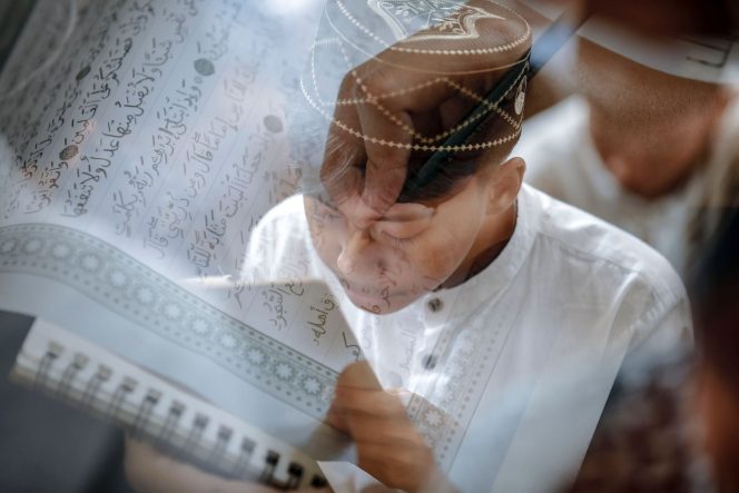 
 Siswa SMAN 1 Cililin menulis mushaf Al-Qur'an di sekolah, Rabu (27/3/2024).Foto : Istimewa.
