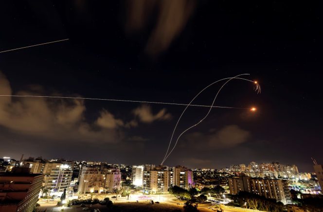 
 Sistem anti-rudal Iron Dome Israel mencegat roket yang diluncurkan dari Jalur Gaza, seperti yang terlihat dari Ashkelon di Israel selatan, 10 Oktober 2024. Sumber : REUTERS/Ronen Zvulun