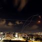 Sistem anti-rudal Iron Dome Israel mencegat roket yang diluncurkan dari Jalur Gaza, seperti yang terlihat dari Ashkelon di Israel selatan, 10 Oktober 2024. Sumber : REUTERS/Ronen Zvulun