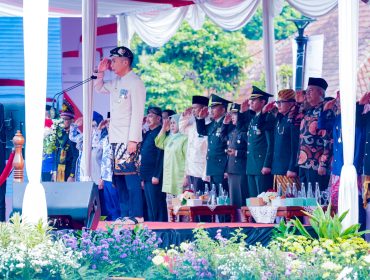 Pj. Gubernur Jabar, Bey Machmudin bertindak sebagai pembina upacara pada peringatan Hardiknas 2024 di Lapangan Sempur, Kota Bogor, Kamis (2/5/2024). Foto : Istimewa.