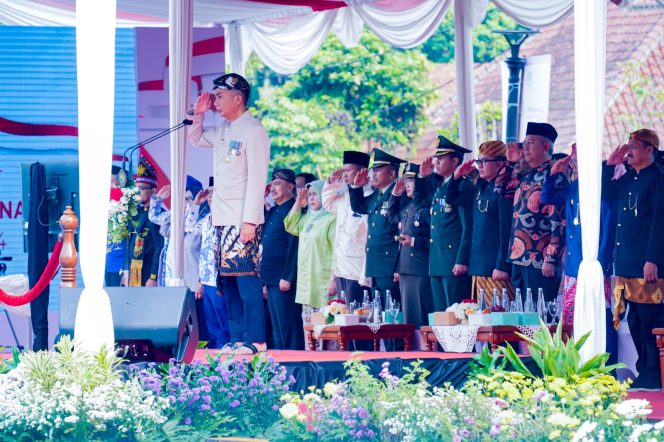 
 Pj. Gubernur Jabar, Bey Machmudin bertindak sebagai pembina upacara pada peringatan Hardiknas 2024 di Lapangan Sempur, Kota Bogor, Kamis (2/5/2024). Foto : Istimewa.