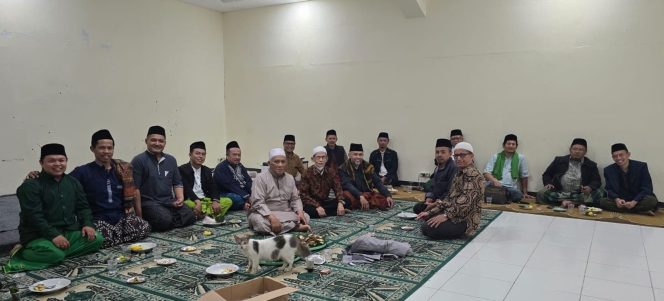 
 Para pegiat gerakan Nahdliyin Kota Bandung, foto bersama usai kegiatan Lailatul Ijtima, Sabtu, 22/06/2024 di Pondok Pesantren Muftahul Khoer, Bandung. Foto  Istimewa. 