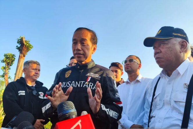 
 Presiden Joko Widodo memberikan keterangan kepada wartawan di IKN, Kabupaten Penajam Paser Utara, Kalimantan Timur, Minggu (28/7/2024). Foto : Arsip ANTARA/Mentari Dwi Gayati