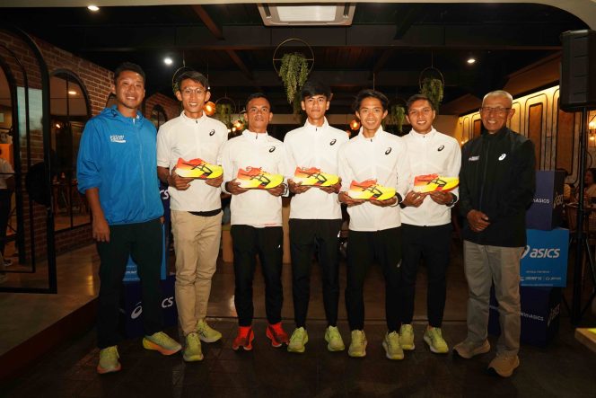 
 Sota Fukushima, President Director ASICS Indonesia bersama para Atlet ASICS Indonesia dan Wita Witarsa, Pelatih Atletik Nasional Jarak Jauh. Foto : istimewa.
