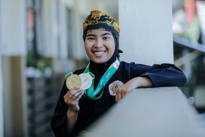 
 Siswa SMAN 1 Margahayu Kab. Bandung, Mutia Najwa Aulia berhasil menyabet medali emas kategori tunggal wajib & medali perak kategori solo kreatif bidang lomba pencak silat O2SN tingkat nasional.
