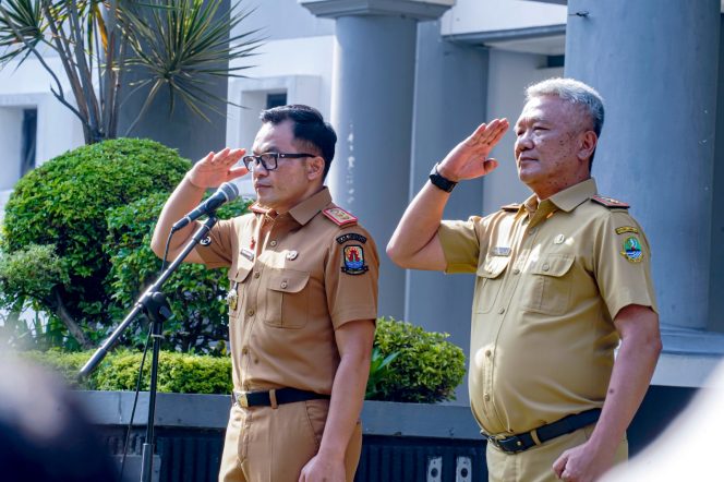 
 Kadisdik Jabar, Wahyu Mijaya dan Plh. Kadisdik Jabar, Bambang Tirtoyuliono menjadi pembina apel pagi di Kantor Disdik Jabar, Kota Bandung, Senin (30/9/2024).  