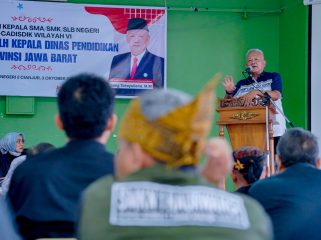 Plh. Kadisdik Jabar, Bambang Tirtoyuliono memberikan Pembinaan Pengawas dan Kepala SMA, SMK, SLB Negeri Se-Cadisdik Wilayah VI di SMAN 2 Cianjur, Kamis (3/10/2024).  