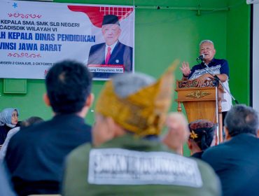 Plh. Kadisdik Jabar, Bambang Tirtoyuliono memberikan Pembinaan Pengawas dan Kepala SMA, SMK, SLB Negeri Se-Cadisdik Wilayah VI di SMAN 2 Cianjur, Kamis (3/10/2024).  